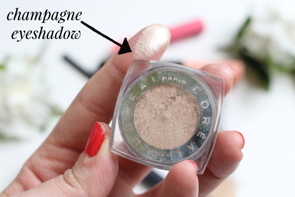5 Minute Face - champagne eyeshadow is a foolproof and fast way to spruce up the eyes. It can be applied anywhere, from the lid to the brow bone.