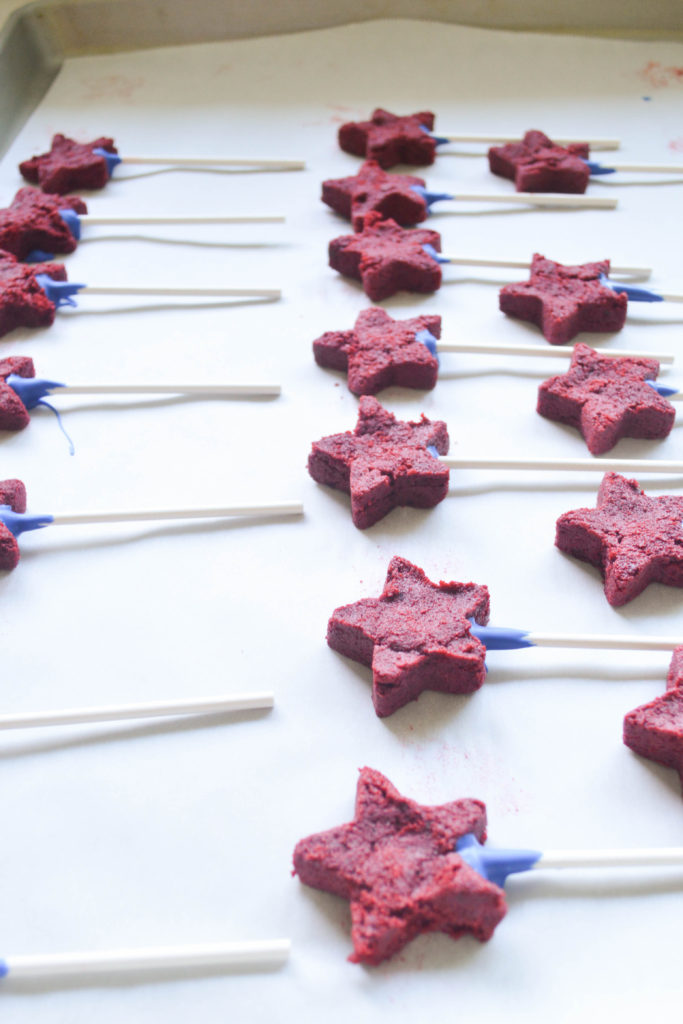 4th of July  Star Spangled Cake Pop- These cake pops are super easy to make and so delicious. 4th of July dessert. 