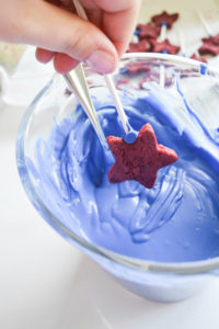 4th of July  Star Spangled Cake Pop- These cake pops are super easy to make and so delicious. 4th of July dessert. 