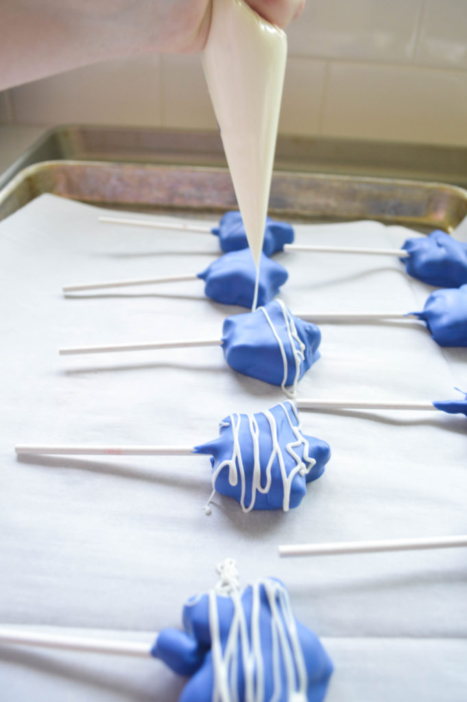 4th of July  Star Spangled Cake Pop- These cake pops are super easy to make and so delicious. 4th of July dessert. 