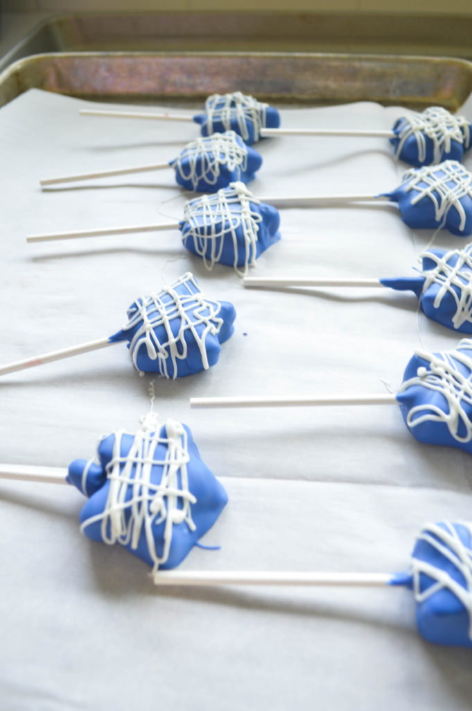 4th of July  Star Spangled Cake Pop- These cake pops are super easy to make and so delicious. 4th of July dessert. 