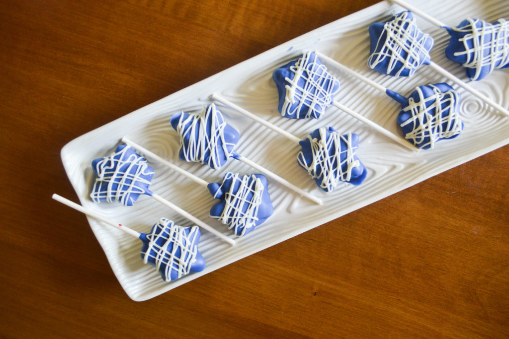 4th of July  Star Spangled Cake Pop- These cake pops are super easy to make and so delicious. 4th of July dessert. 