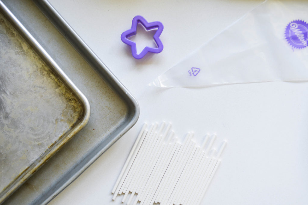 4th of July  Star Spangled Cake Pop- These cake pops are super easy to make and so delicious. 4th of July dessert. 