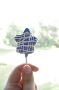 4th of July  Star Spangled Cake Pop- These cake pops are super easy to make and so delicious. 4th of July dessert. 