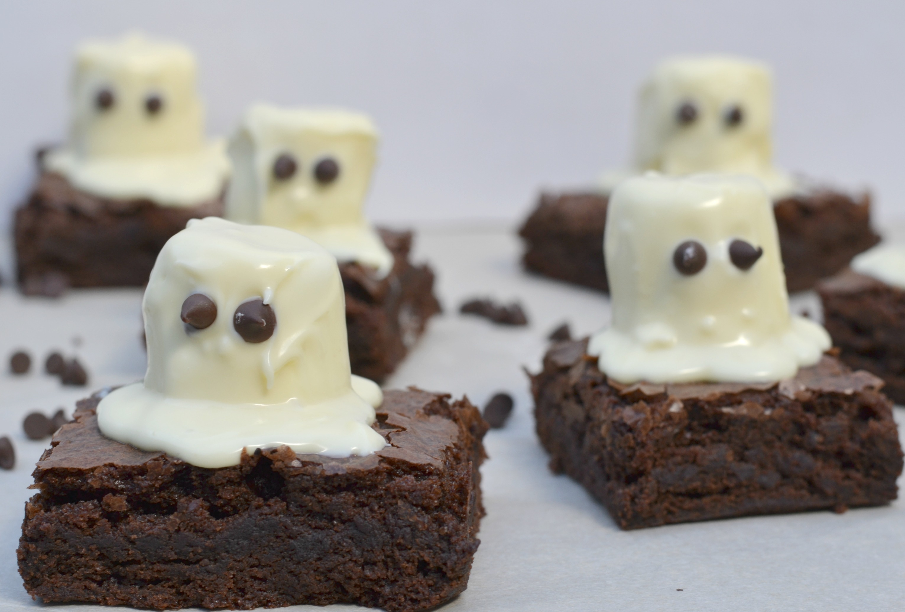 Spooky Halloween Ghost Brownies. Super cute Halloween dessert!