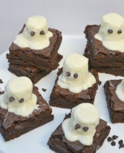 Spooky Halloween Ghost Brownies. Super cute Halloween dessert!