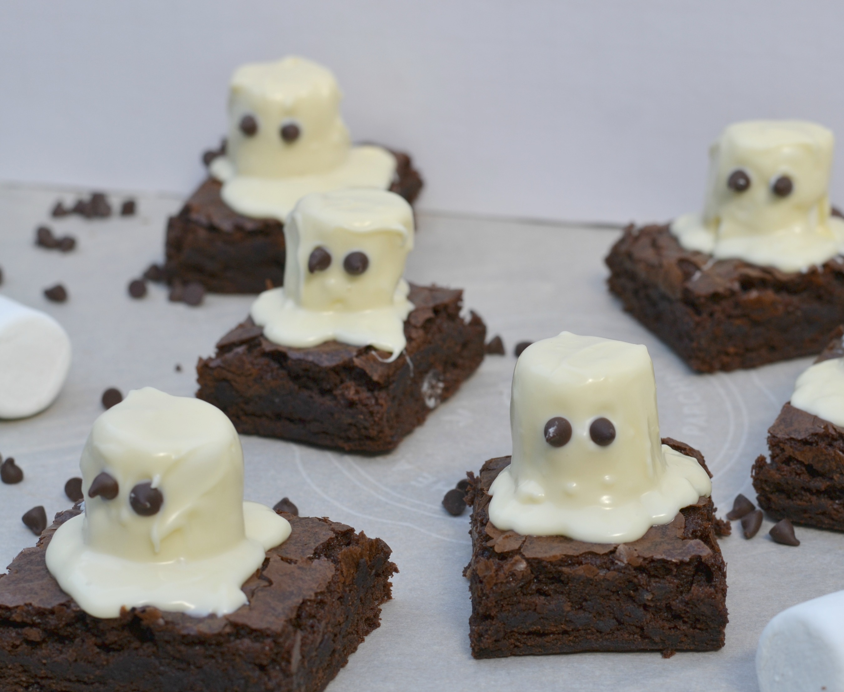 Spooky Halloween Ghost Brownies. Super cute Halloween dessert!