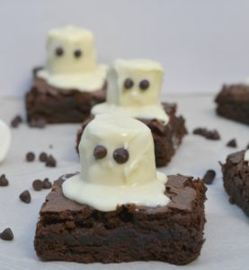 Spooky Halloween Ghost Brownies. Super cute Halloween dessert!