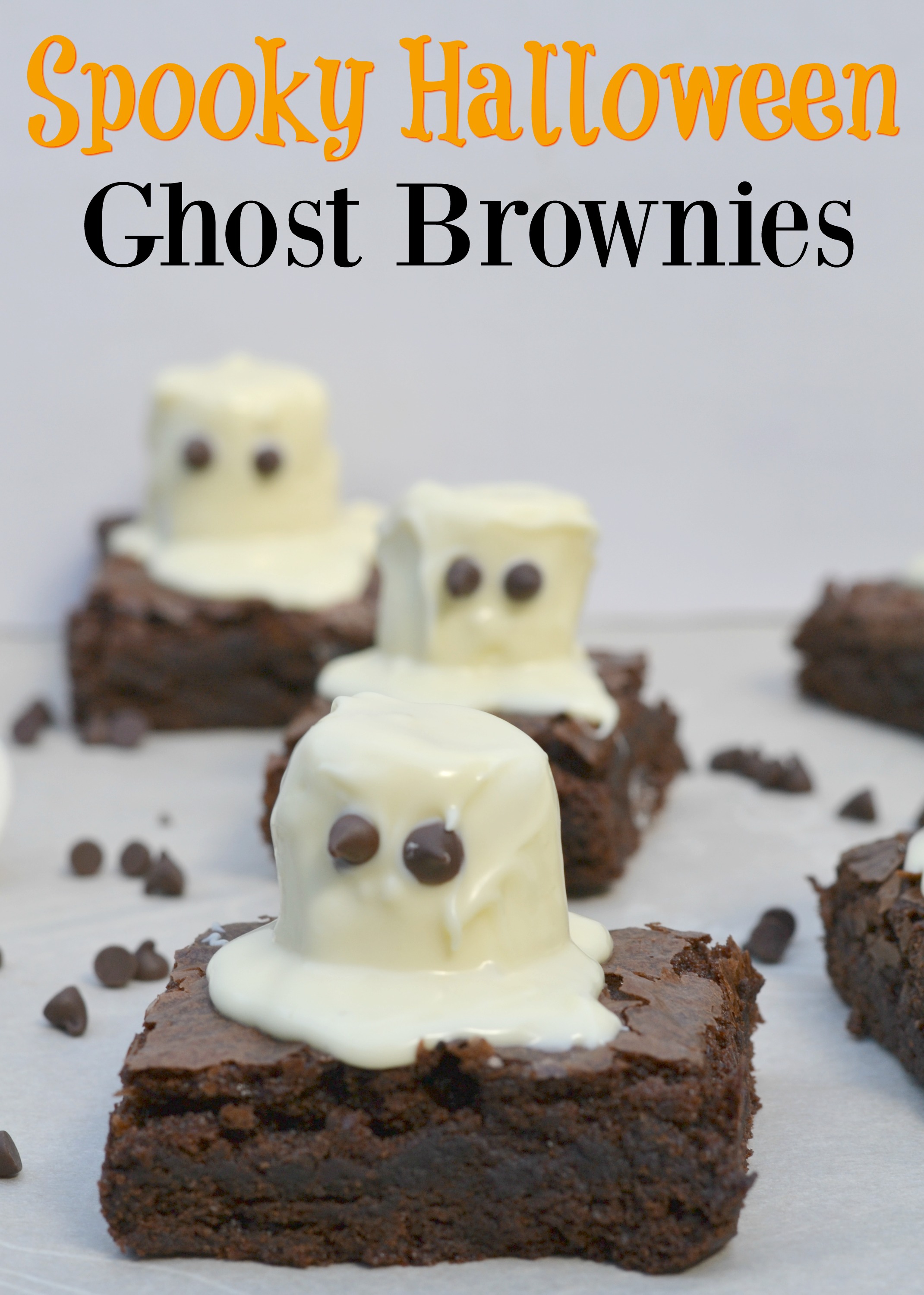 Spooky Halloween Ghost Brownies. Super cute Halloween dessert!