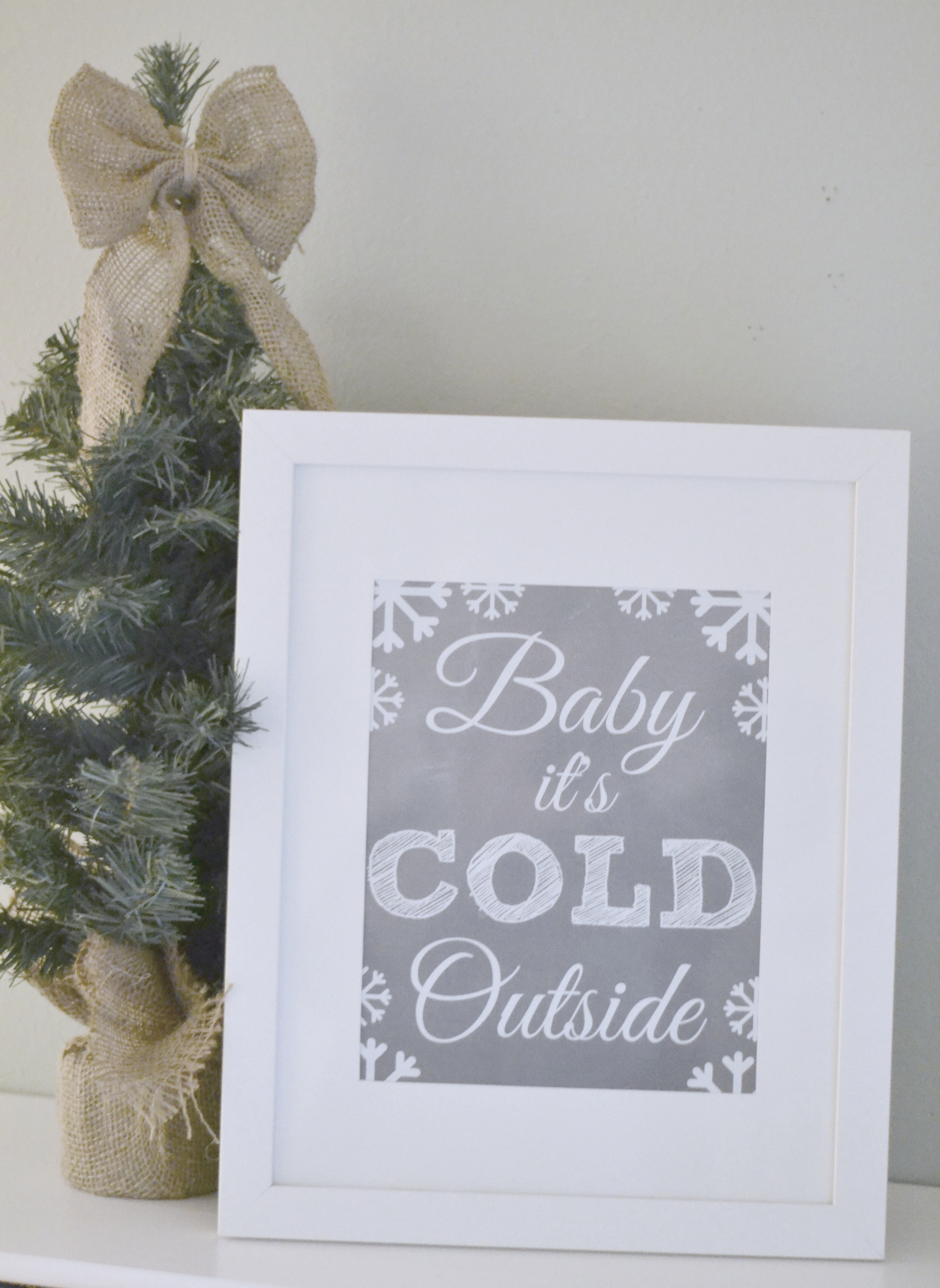 Free Chalkboard Christmas Printables! Perfect for a DIY Christmas Gallery Wall. 