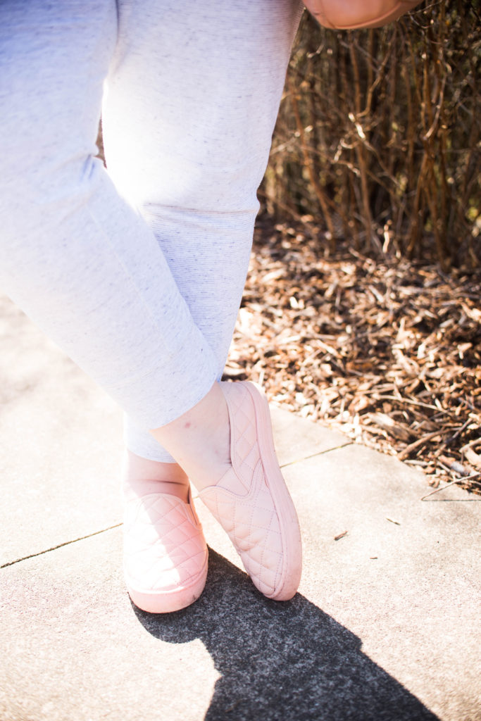 comfy cute joggers outfit mom outfit casual outfit